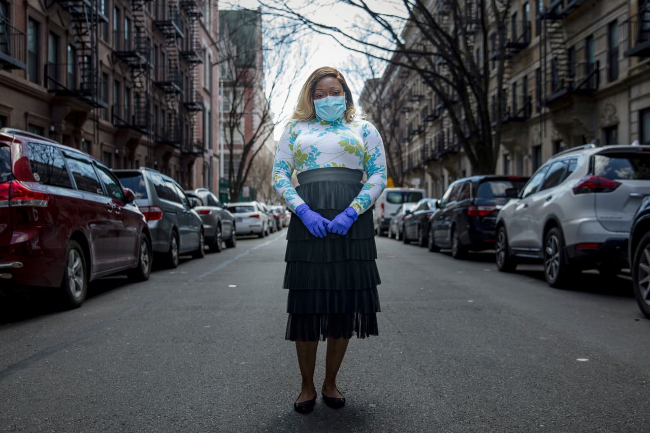 Tiffany Pinckney, que se recuperó tras padecer coronavirus, posa para una fotografía en el vecindario de Harlem, en Nueva York.