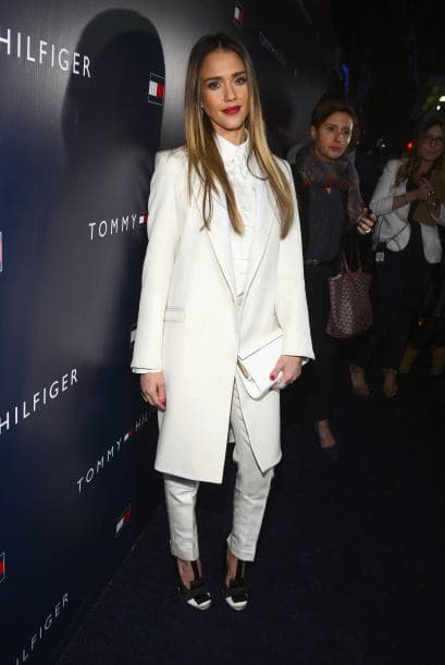 Si es la fiesta de fin de año de tu empresa te recomendamos ir sobria pero sin perder el estilo, puedes optar por ir con un 'look' masculino que le da un estilo único. Aquí tus zapatos deben ser las estrellas de tu atuendo, para balancear todo el atuendo, estos deben ser lo suficientemente femeninos.