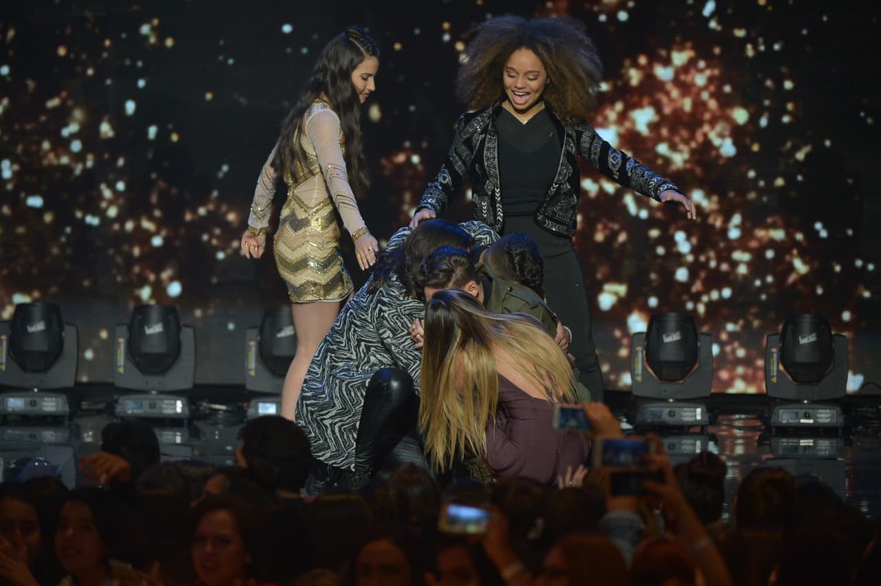 Y ellas también cruzaron el escenario para felicitarlo.