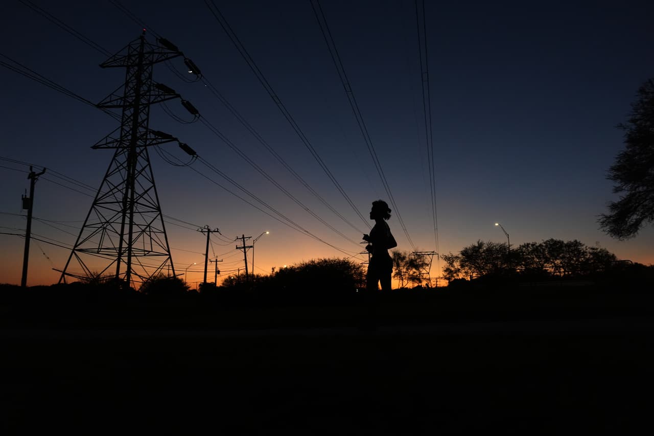 <b>1.- San Antonio, Texas: </b>Encabeza la lista de las ciudades donde es posible alcanzar una vida cómoda con el menor nivel de ingresos. Según las estimaciones, un adulto soltero necesita ganar 83,242 dólares al año para cubrir sus gastos y mantener una buena calidad de vida, mientras que una familia trabajadora de cuatro integrantes requiere 192,608 dólares anuales. Pese a ello, el ingreso medio de los hogares en la ciudad se ubica en 66,176 dólares, una cifra considerablemente inferior a ese umbral.
