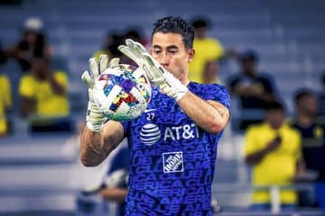 Jurgen Damm descontó al final del primer tiempo y Layún empató al segundo. Sin embargo, un descuido en el área permitió el contrarremate de Maher para el 3-2 y cuando agonizaba el juego, América encontró el 3-3 que obligó a los penales.