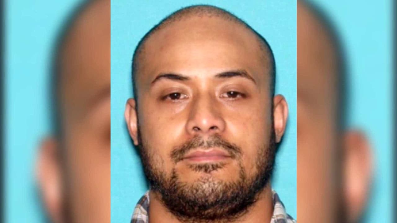 Hallan armas y notas sospechosas en casa de quien tomó fotos, armado, en club de golf de Donald Trump