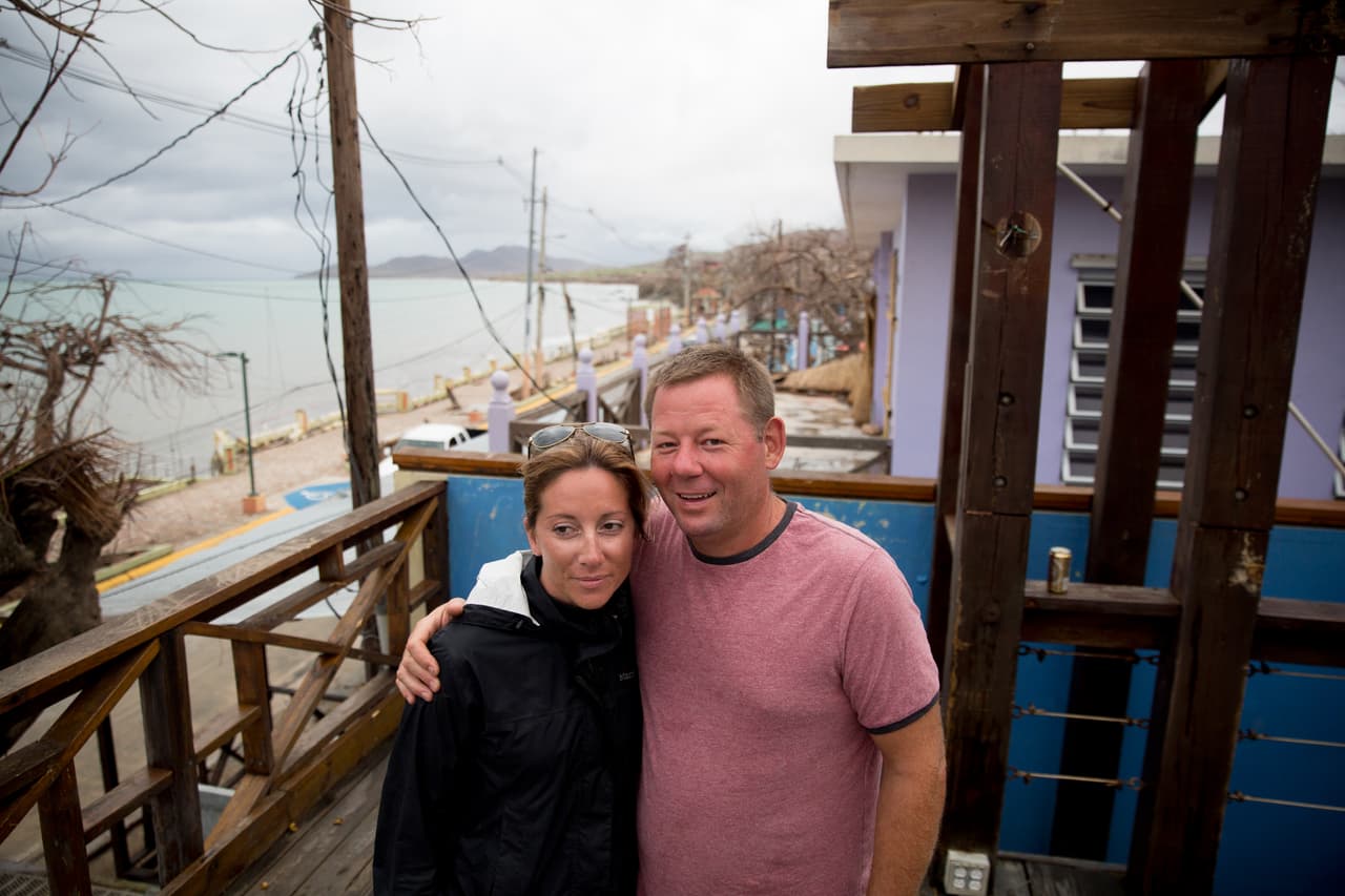 A pesar de que María derribó parte de su negocio en playa Esperanza, los esposos y empresarios estadounidenses Kurt y Kelly Soukuep ya comenzaron los trabajos de reconstrucción y esperan reabrir en los próximos días. La pareja asegura que ni el alcalde ni otra autoridad los ha visitado después del paso del huracán.