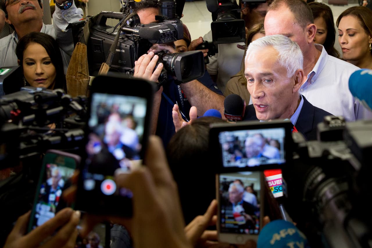 <b>“Cuando se retiraba le dije que no contestar preguntas e irse es lo que hacen los dictadores, no los demócratas",</b> agregó. “Luego nos encerraron en un cuarto y nos exigieron que les diéramos los equipos y teléfonos”, continuó Ramos.