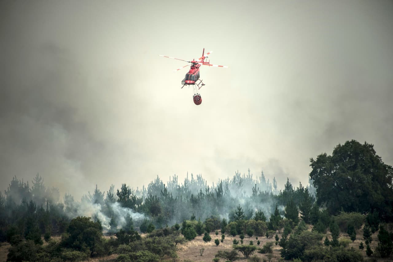 Uno de los muchos helicópteros que intenta apagar el incendio forestal en Litueche, a 90 millas al sur de Santiago, la capital de Chile.