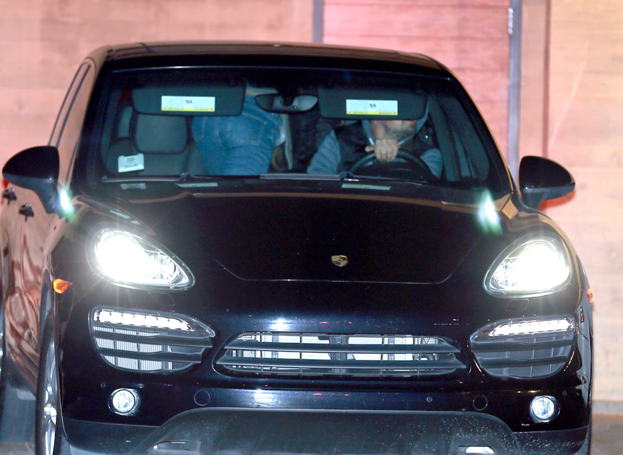 Leo le pidió a su acompañante que pasara a la parte trasera del auto.