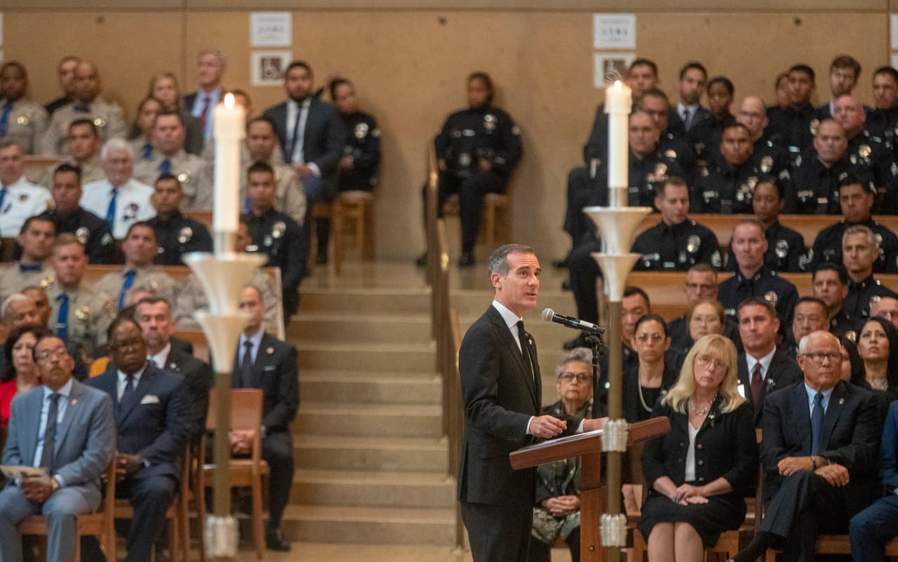 “Nuestra ciudad se aflige dándole el descanso eterno al oficial Juan Díaz. Perdimos a un joven valiente que había vivido su sueño de unirse a LAPD y que tenía mucho más que compartir. Nunca olvidaremos lo que le dio a Los Ángeles" fueron las palabras del alcalde 
<a href="https://twitter.com/MayorOfLA/status/1160990655138582528" target="_blank">Eric Garcetti</a>.