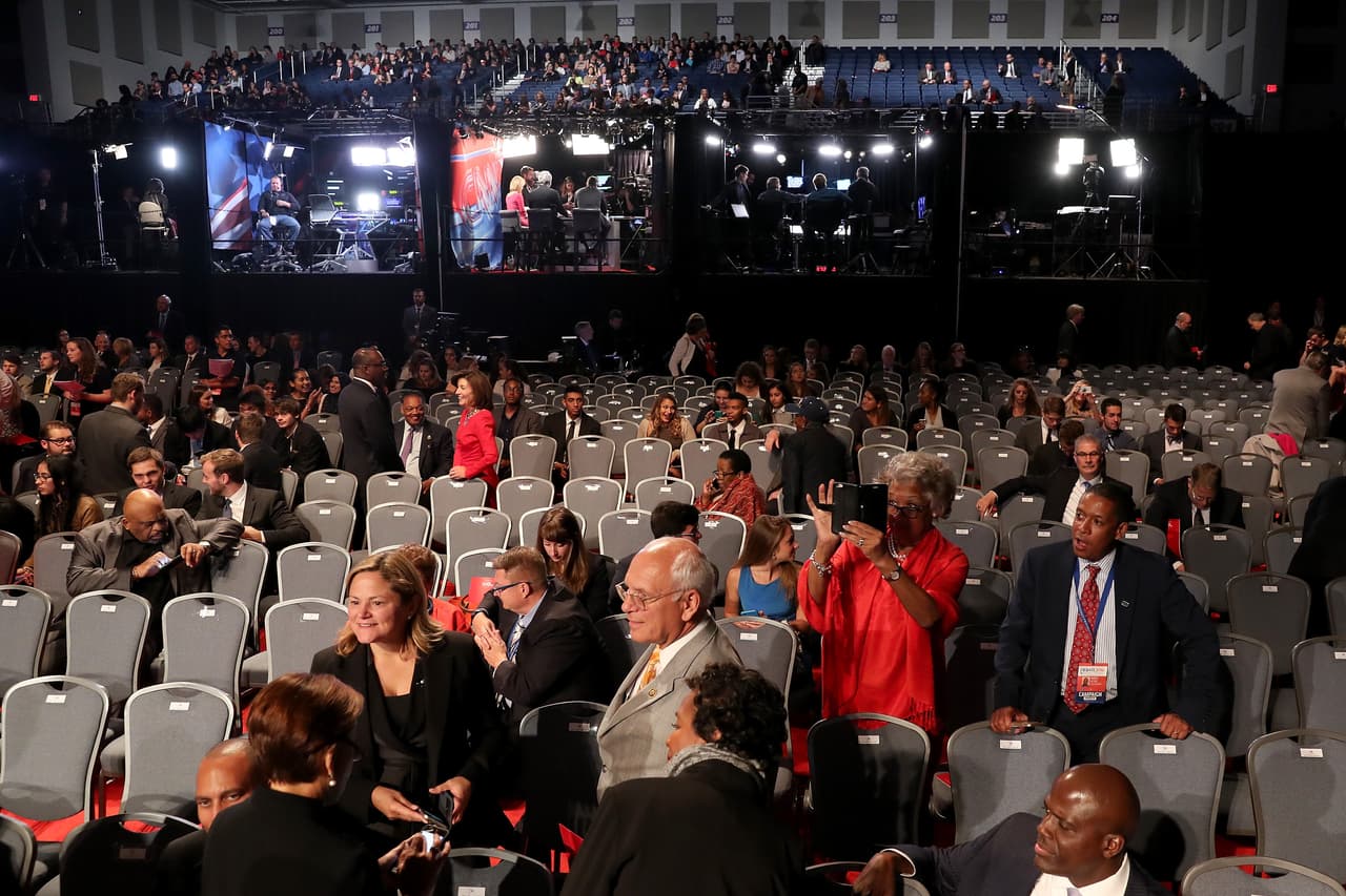 Los asistentes al primer debate presidencial buscan su puesto frente a los candidatos.