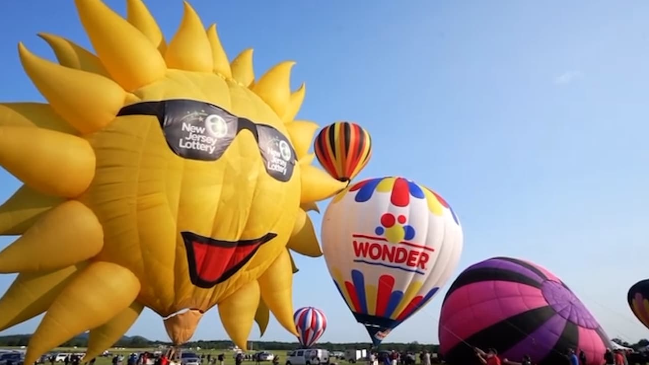 Nueve globos con formas especiales incluyen el globo en forma de sol Sunny Days de la Lotería de Nueva Jersey de 
<b>135 pies de altura completo con anteojos de sol de 65 pies de ancho.</b>