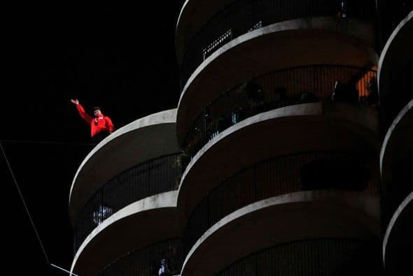 El domingo por la noche batió dos récords mundiales al caminar entre los rascacielos de Chicago.