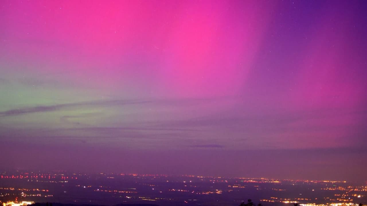 Inusuales auroras boreales fueron visibles en Europa y el norte de Estados Unido, consecuencia de una tormenta solar que continuará el fin de semana. 
<a href="https://www.univision.com/noticias" target="_blank">Conoce más sobre las tormentas solares en Univision. </a>