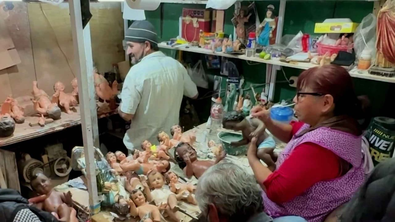 Así restauran figuras del Niño Jesús en México previo al Día de la Candelaria