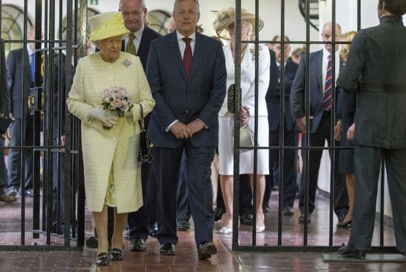 Por la mañana, en un hecho sin precedentes, la monarca visitó la cárcel Crumlin Road Gaol, una antigua prisión victoriana construida en 1845, símbolo de opresión y ejecuciones.