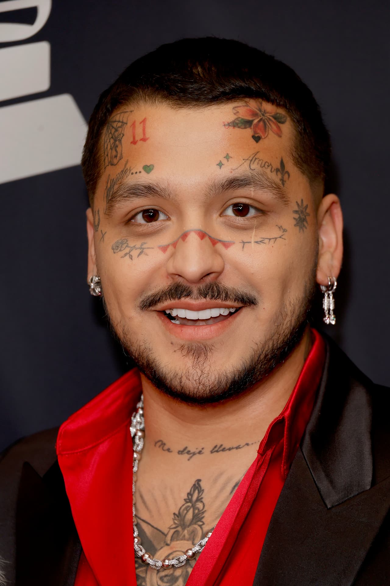 Tras haber estado en el ojo del huracán luego de terminar su relación y compromiso con Belinda, el cantante de 23 años se dejó ver traquilo y disfrutando de la noche con su nueva novia.