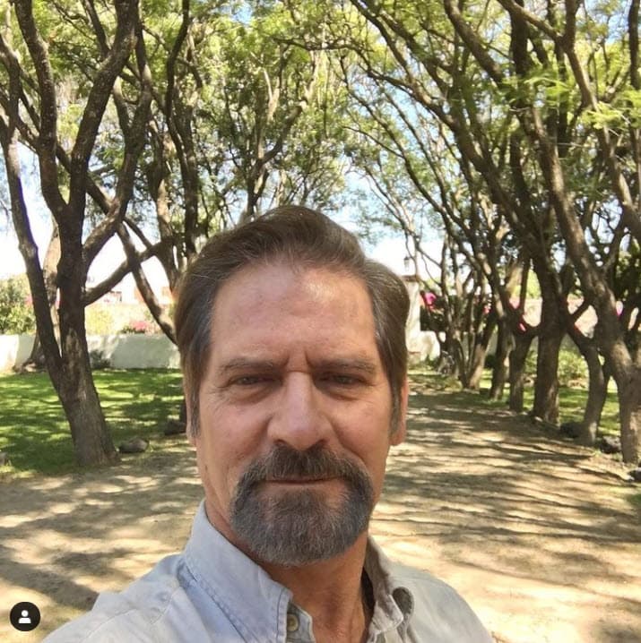 "Hemos tenido alguna junta con dirección y con producción, todavía no puedo decir nada, más vale quedarte calladito. 
<b>Sí tengo un proyecto, sí está todo arreglado</b>", señaló.
<br>