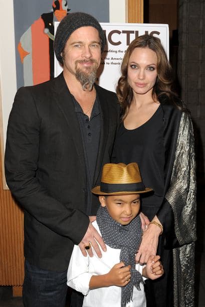 Los famosos con su hijo Maddox en una premiere en diciembre de 2009.