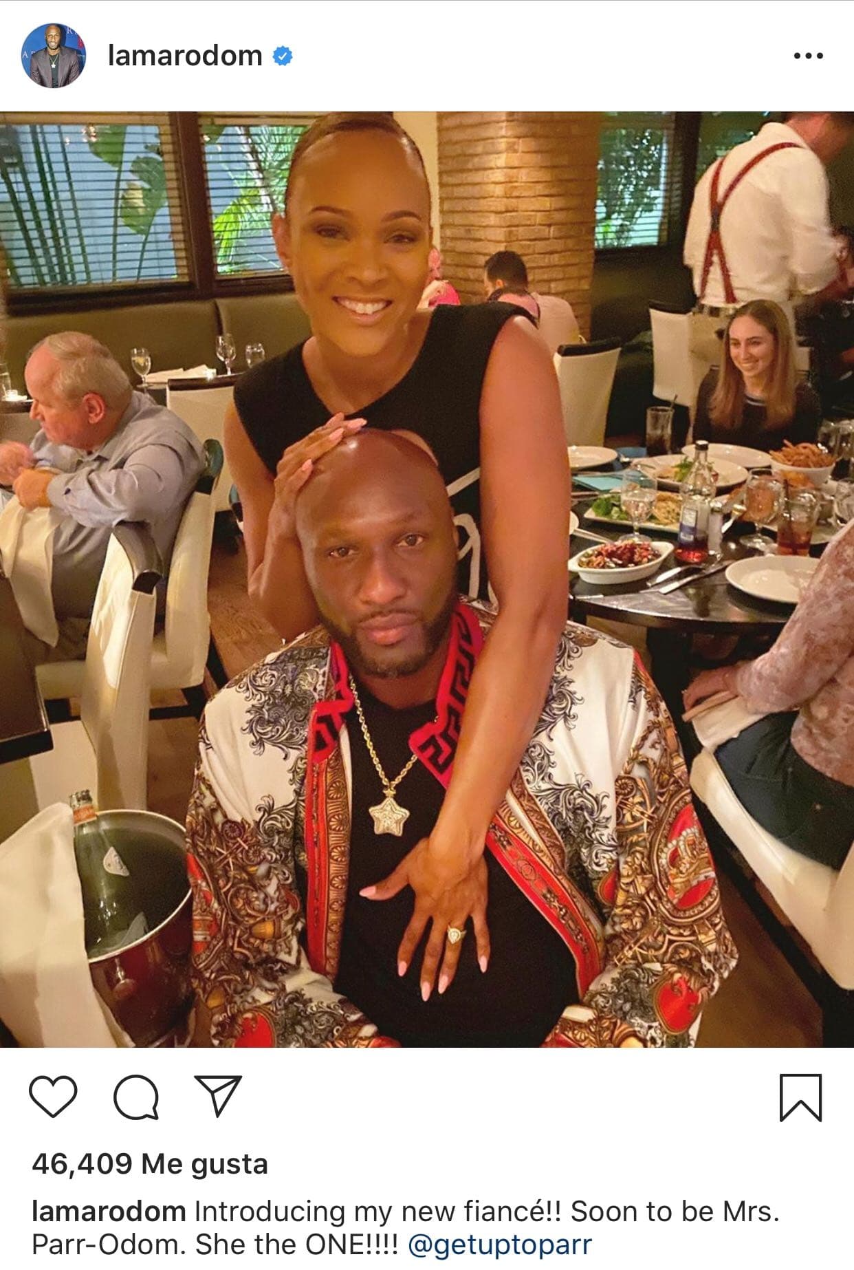 El retirado jugador de la NBA escribió bajo 
<b><a href="https://www.instagram.com/lamarodom/?hl=es-la">esta imagen</a>:</b> "Les presentó a mi nueva prometida. Pronto será la señora Parr-Odom. 
<b>Ella es la indicada</b>".