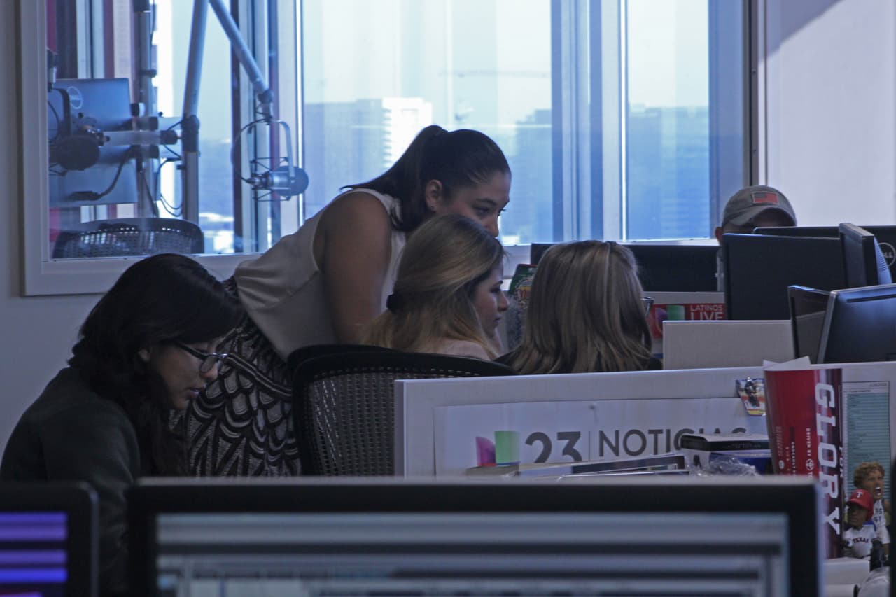 Sheila Guerrero asistiendo a las productoras en asignaciones.