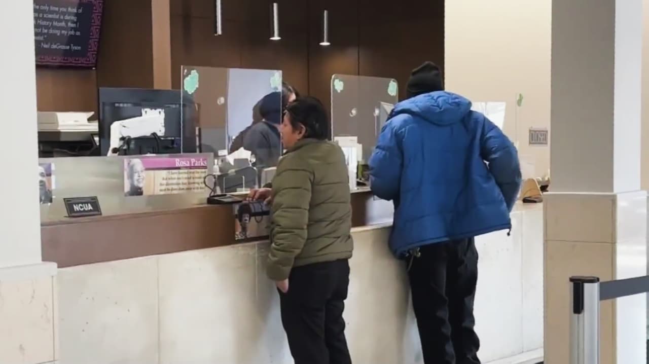 ¿Economía de inmigrantes en peligro?: Trump contempla exigir a bancos pruebas de ciudadanía de sus clientes