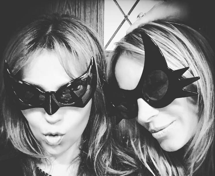 Sola o acompañada, Thalía ama las selfies.