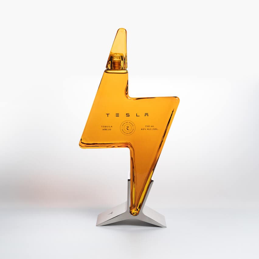 El controversial producto se comercializa en botellas con forma de rayo.