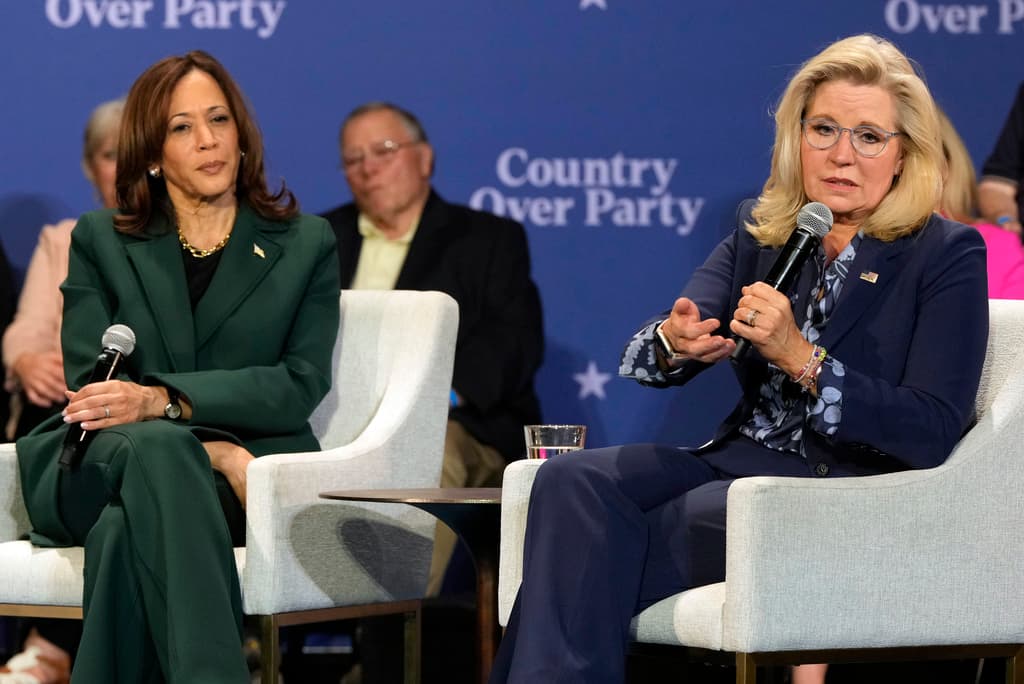 Kamala Harris y Liz Cheney en un evento de campaña en Brookfield, Wisconsin.