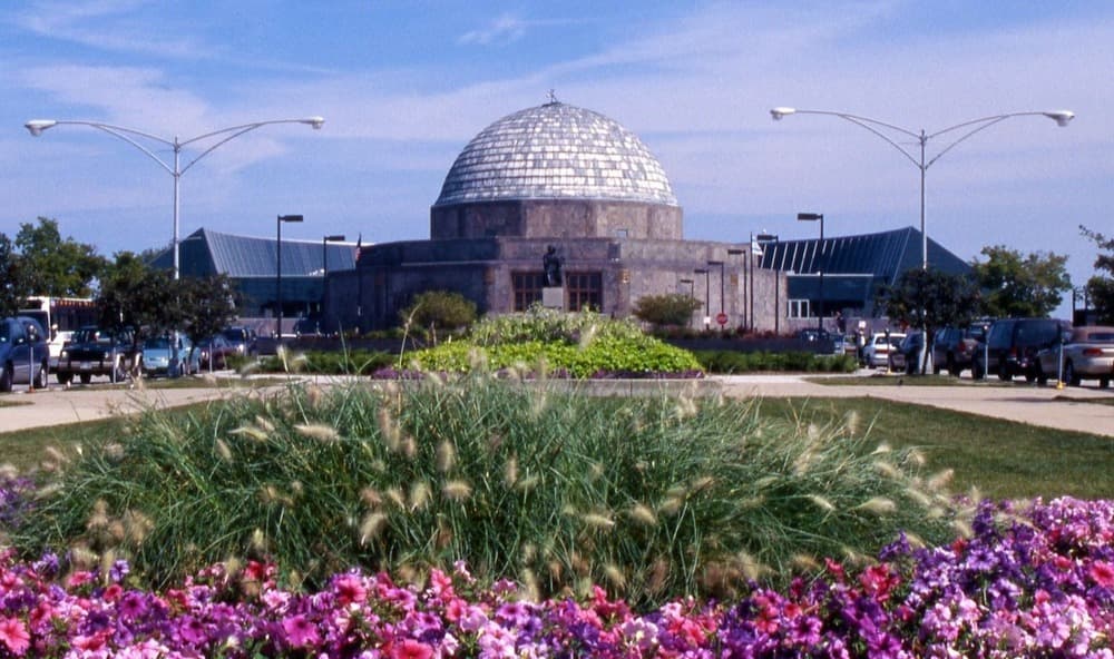 <h3 class="cms-H3-H3">El Planetario Adler</h3>
<br>Muchos coinciden en que la mejor vista panorámica del centro de Chicago es desde el Planetario Adler, enclavado al fondo de la zona de museos en Northerly Island. Hay momentos en que es posible observar el reflejo del horizonte citadino en el lago Michigan.