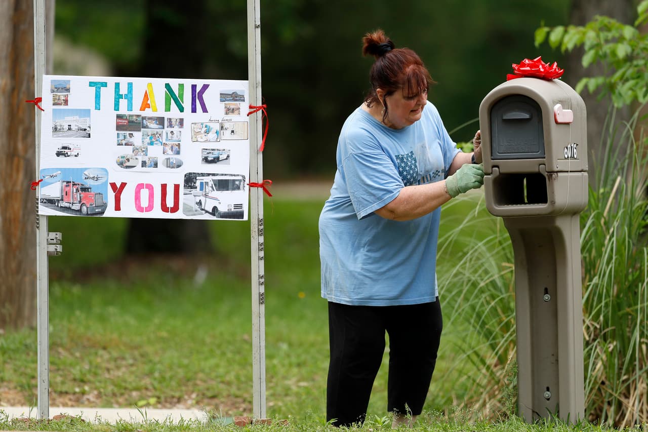 Carol Salers, residente de Brandon, Mississippi, colocó junto al buzón de correo de su casa un cartel de agradecimiento. Dijo a la agencia AP que con esto quería honrar a todos los que continúan trabajando a pesar del peligro de la pandemia, desde profesionales médicos, mensajeros, carteros y los empleados de supermercados. 4 de abril.