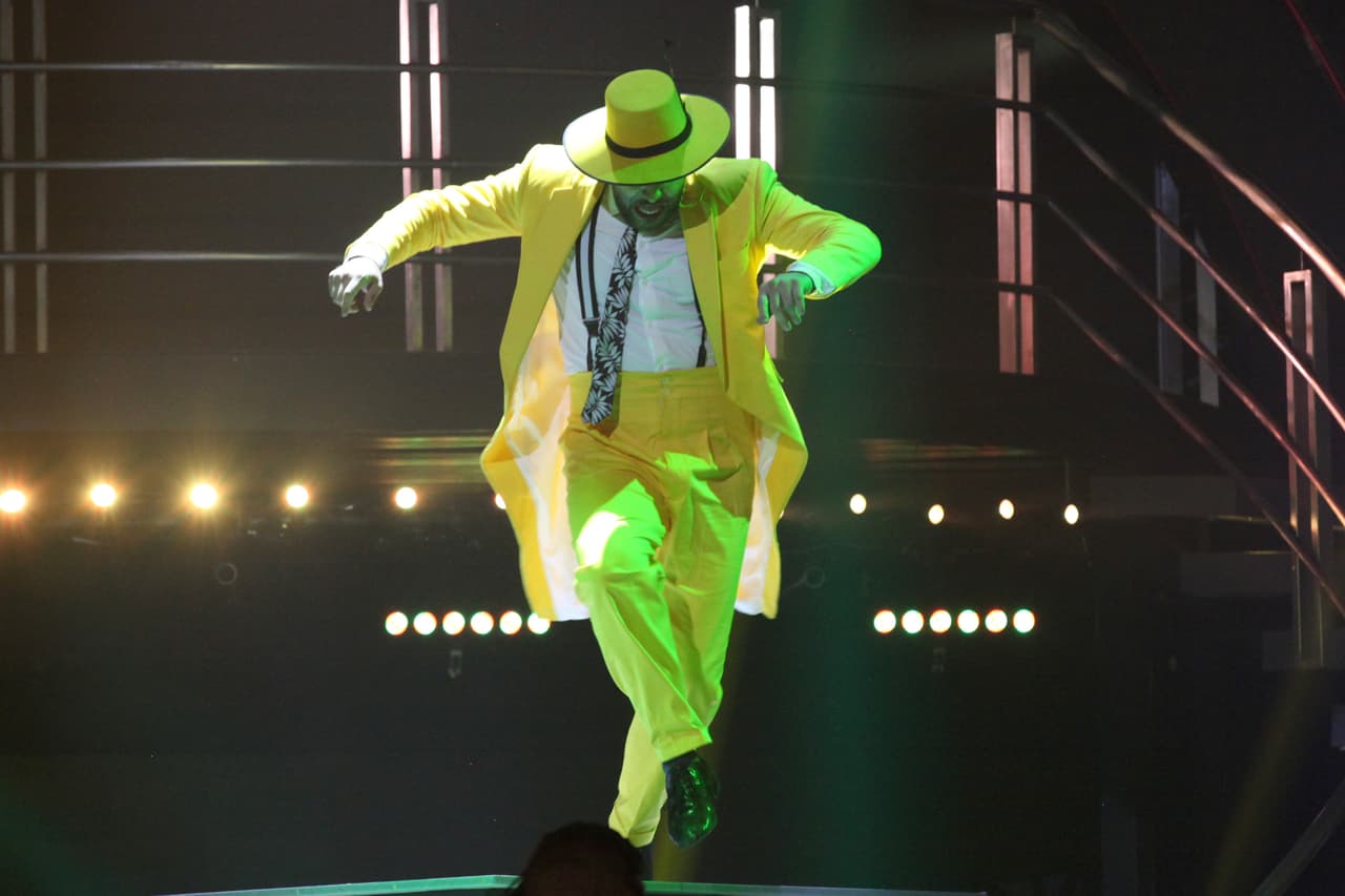 Con un traje amarillo, el rostro pintado de verde y una nominación a cuestas, Paul Stanley ocupó la pista de baile al ritmo de 'Hey Pachuco', tema interpretado de Royal Crown Revue que hiciera famoso la película 'The Mask'. Sin consecuencias aparentes de la lesión que tuvo en la gala pasada, el quinto participante se entregó a la pista.