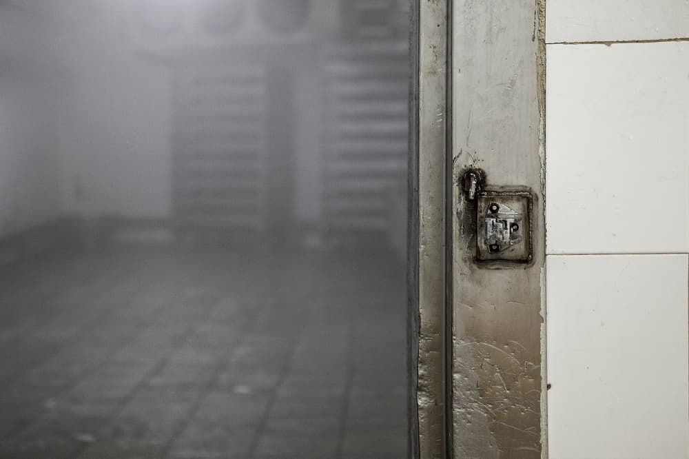 Hace una semana la productora de embutidos Amadio fue saqueada en distintas ocasiones durante tres días. En la imagen, el interior de una cava de enfriamiento en la que se encontraban 30 toneladas de insumos que fueron robados.