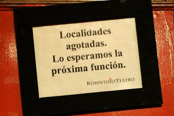 "No es mucho lo que ganamos, son 1.000 pesos (250 dólares) en los tres meses que estuvo la obra en escena", dijo Santanocito, una fonoaudióloga con orientación musical, quien calificó de "maravillosa" su experiencia en la obra junto a sus ex compañeros de estudio actoral.