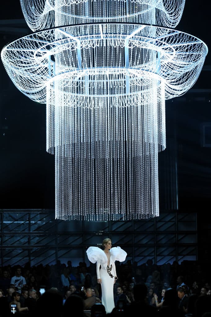 Al centro de una estructura de perlas, la cantante Celine Dion apareció en los Billboard, para interpretar "My Heart will go on".