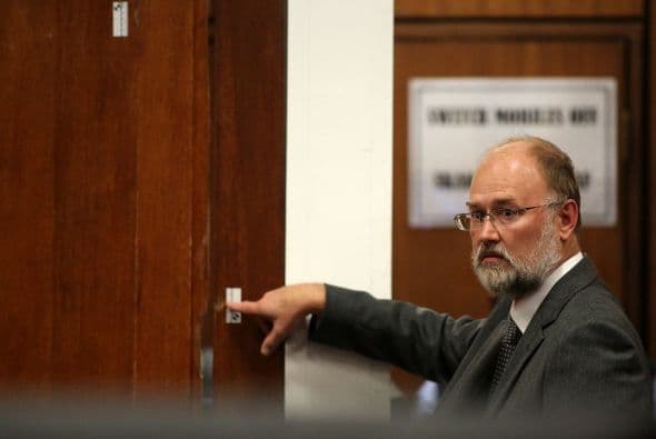 Otro detalle importante es la evidencia forense y la puerta a través de la cual Pistorius efectuó los disparos es clave. La puerta fue llevada a la sala del tribunal y se realizó una réplica del baño.