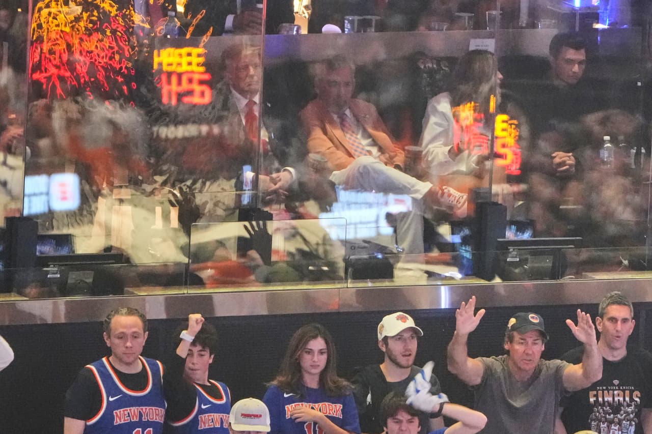 El presidente Donald Trump asiste al tercer partido de la serie de las Finales de la NBA entre los New York Knicks y los San Antonio Spurs en el Madison Square Garden de Nueva York.