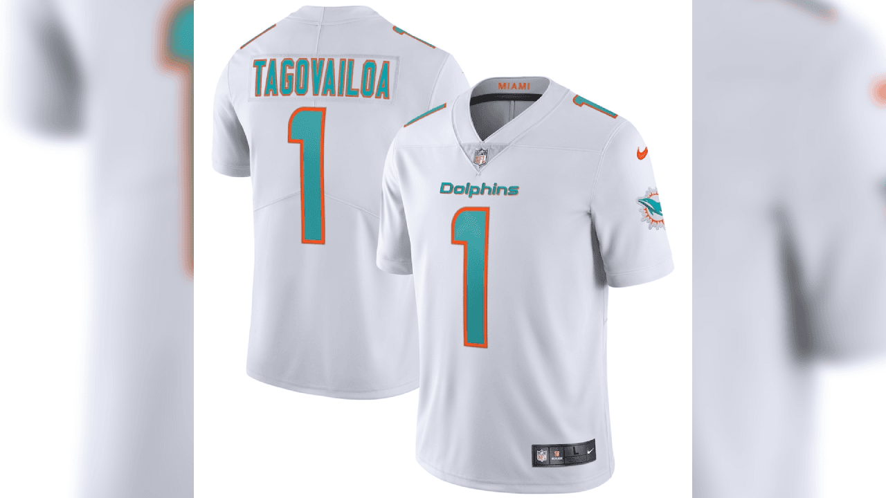 <b>2.-</b> 
<b>Tua Tagovailoa (Jersey white)</b>
<br>El nuevo QB de los Miami Dolphins, tiene la gran misión de devolver la mística a estaa franquicia, pelear por los playoffs y ganar, lo antes posible, un Super Bowl.
