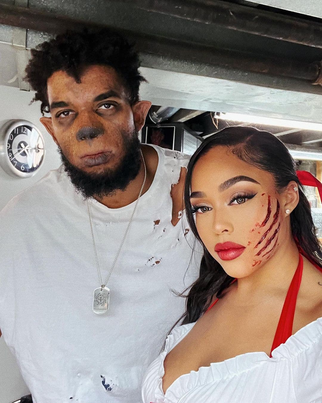 Jordyn Woodw como Caperucita Roja y su novio como el Hombre Lobo