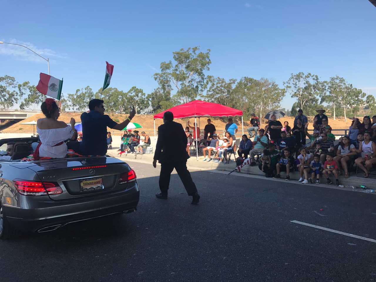 Erika Reyna acompañó a otros locutores y talentos de Univision durante una caravana para celebrar las 'Fiestas Patrias' en el sur de California.