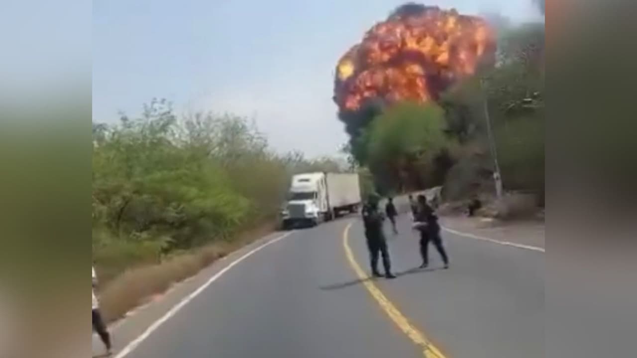 Camión que transportaba combustible cae por barranco y desata enorme explosión en Guatemala