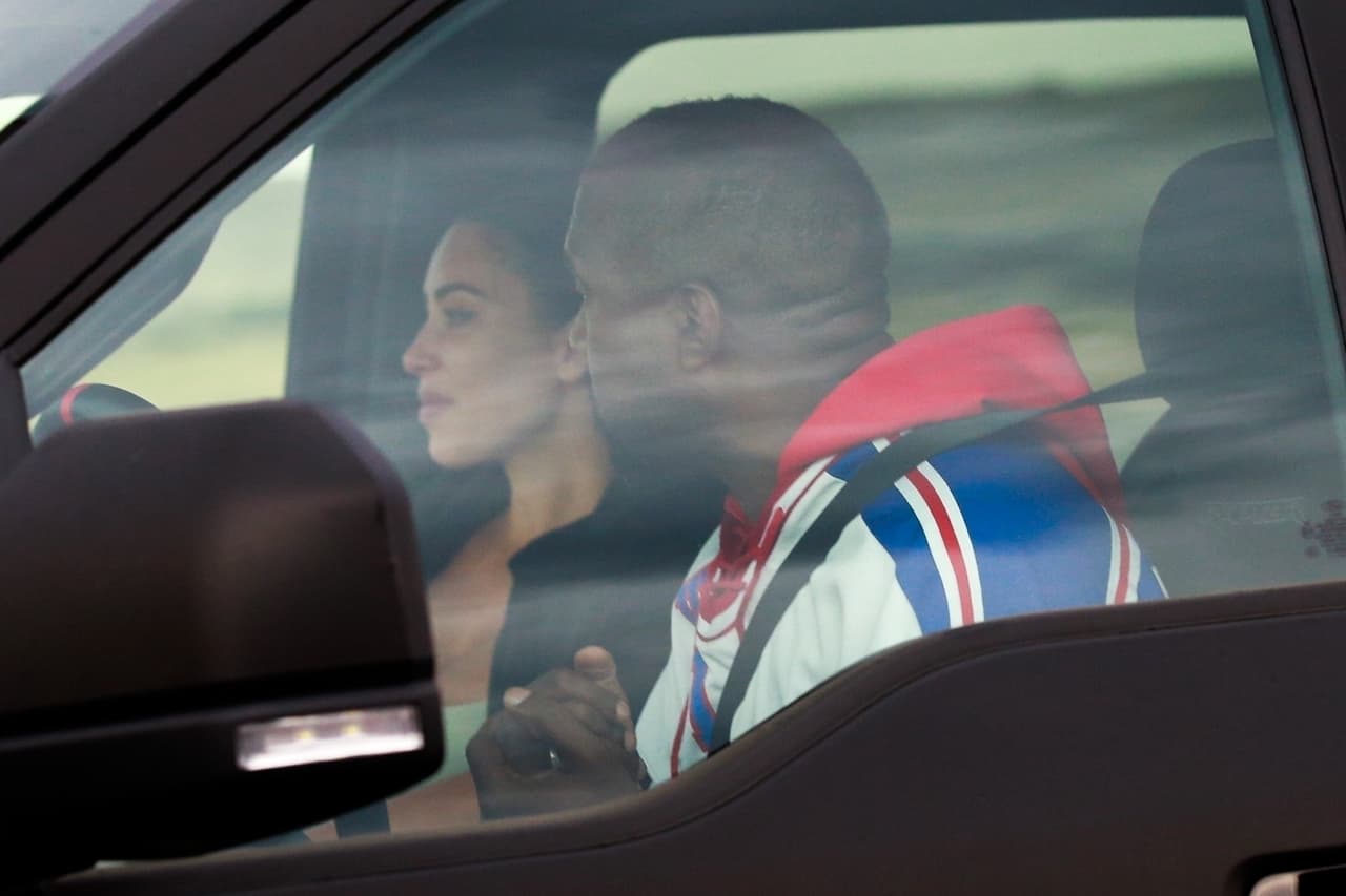 Luego de estar varios días separados, 
<b>el pasado 27 de julio Kim Kardashian voló a Cody</b>, Wyoming para 
<b>visitar a su esposo Kanye West</b>, tras las polémicas declaraciones que dio el rapero con las que ventiló que atraviesan por una crisis matrimonial.