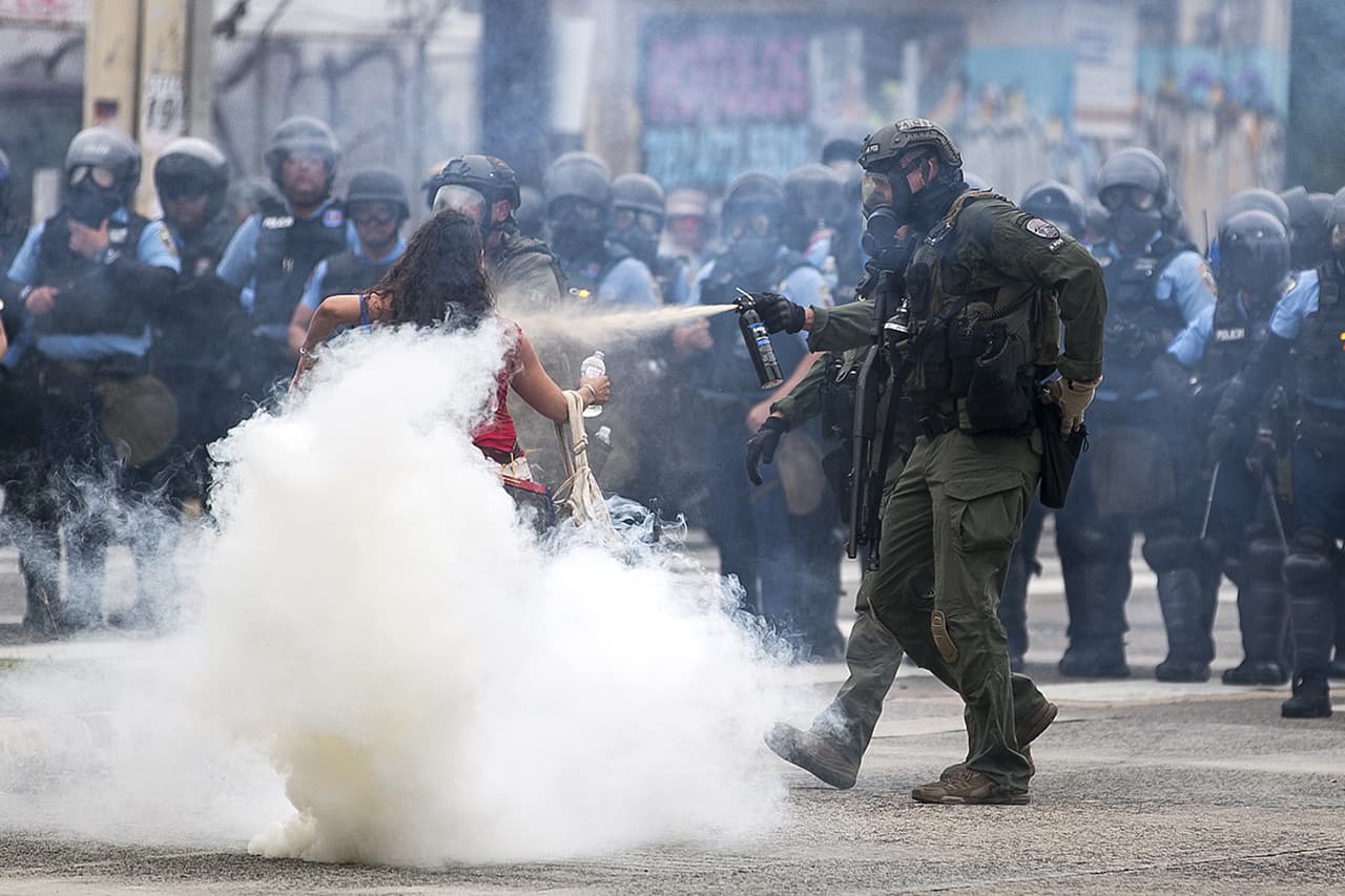 La protesta fue en repudio a las medidas de austeridad impuestas por la Junta de Control Fiscal y el gobierno. Estas buscan atajar la crisis fiscal en un país que en marzo de 2017 se acogió a un proceso de quiebra que es atendido en la Corte del Distrito Federal de Puerto Rico, un territorio estadounidense desde 1898.