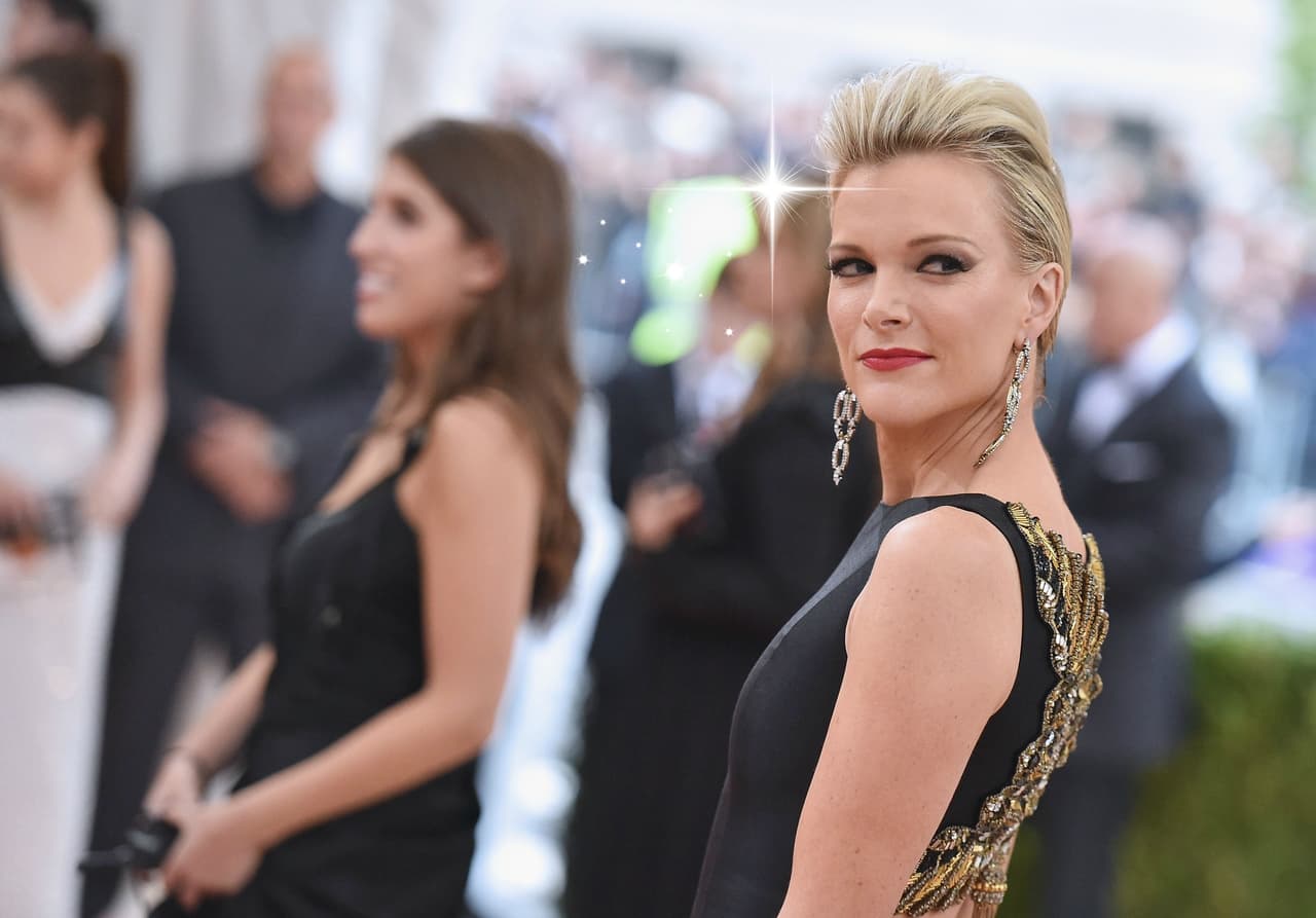 En esta carrera por la presidencia, la presentadora Megyn Kelly ha cobrado una fuerte relevancia en las altas esferas políticas. Lo que muchos desconocen es que ella también comanda los escenarios del estilo, desafiando el mandato de que sobre la alfombra roja solo las actrices y modelos son las mejor vestidas. Amante del negro y el rosa para sus galas, la periodista deja claro que las mujeres con estilo pueden tener las proveniencias más insospechadas.