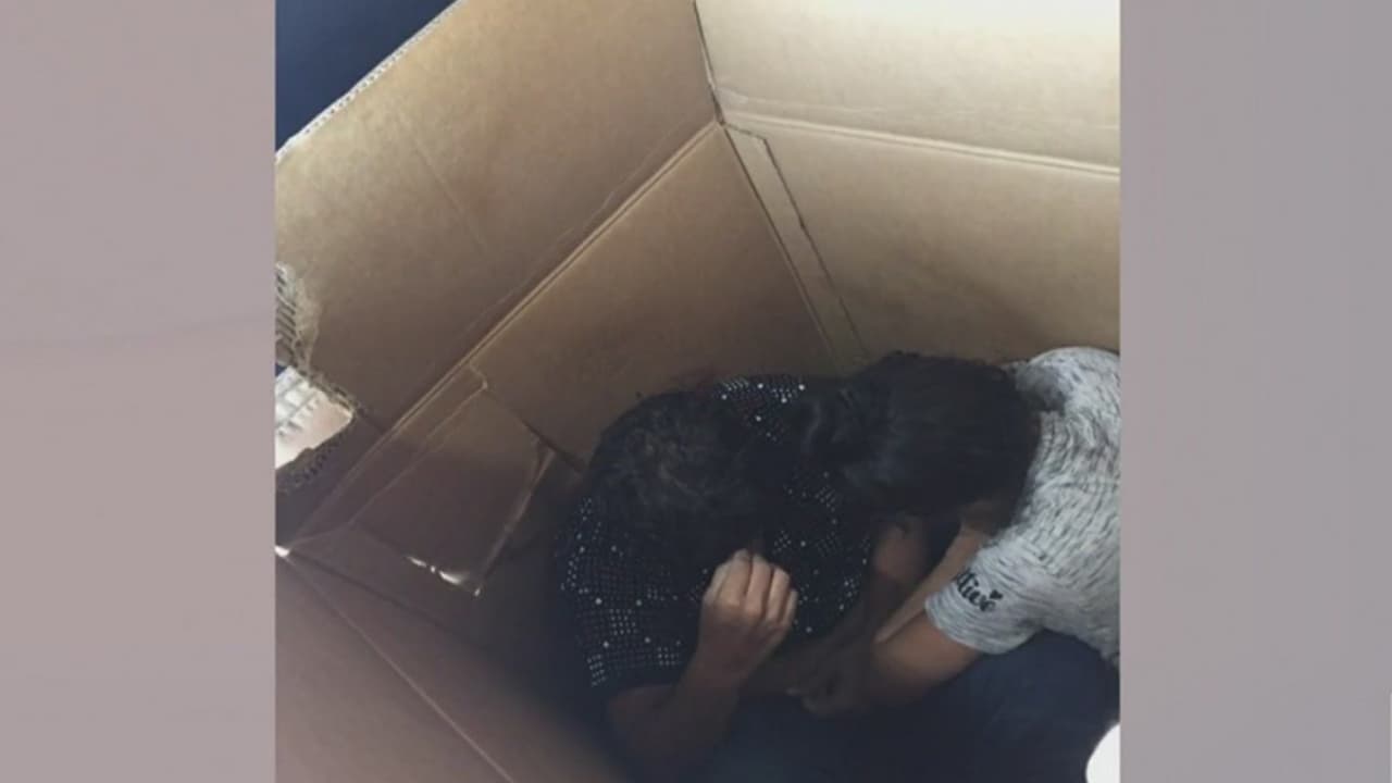 Descubren un grupo de indocumentados escondidos en cajas de cartón selladas dentro de una furgoneta en Texas