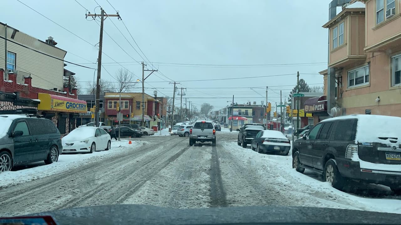 Al mediodía del lunes las calles del área de Kensington en Filadelfia lucián así.