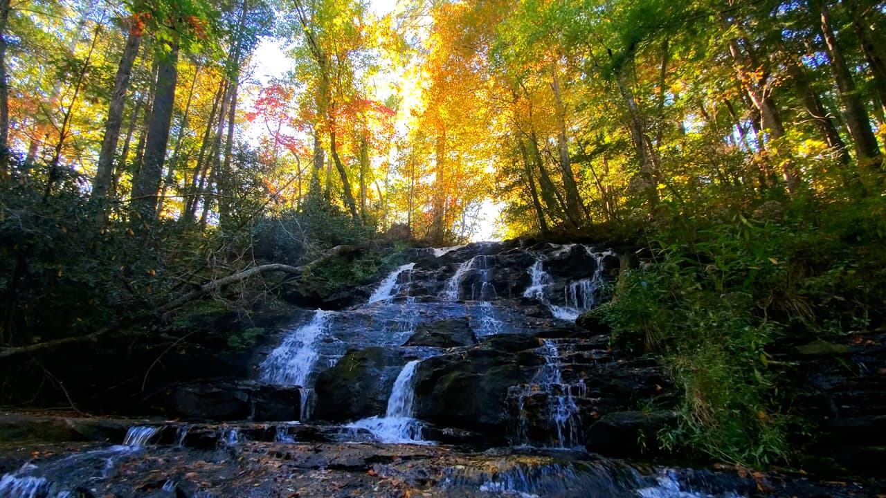El más popular, que rodea el lago, también te lleva a una cascada con el mismo nombre.
