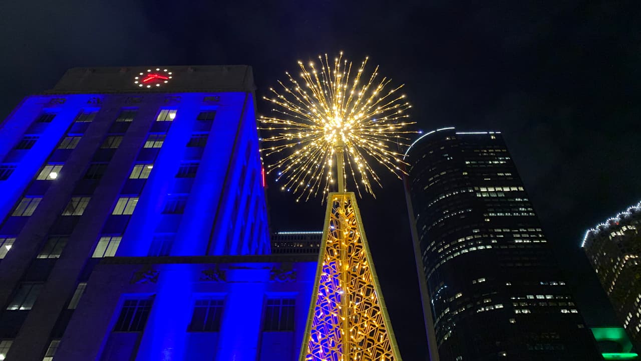 Como parte de la exhibición navideña el ayuntamiento instaló un árbol de 55.5 pies de altura decorado con miles de luces LED.