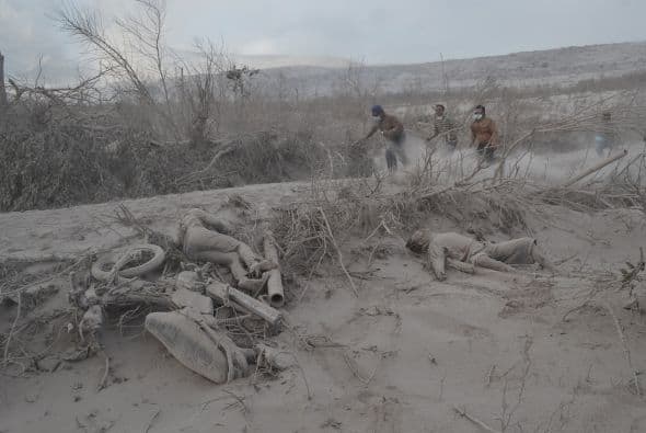 "Los cadáveres de las víctimas mortales estaban completamente quemadas y rígidas cuando los encontramos", afirmó Jhonson Tarigan, director del centro de prensa de la agencia que vigila el Sinagung.