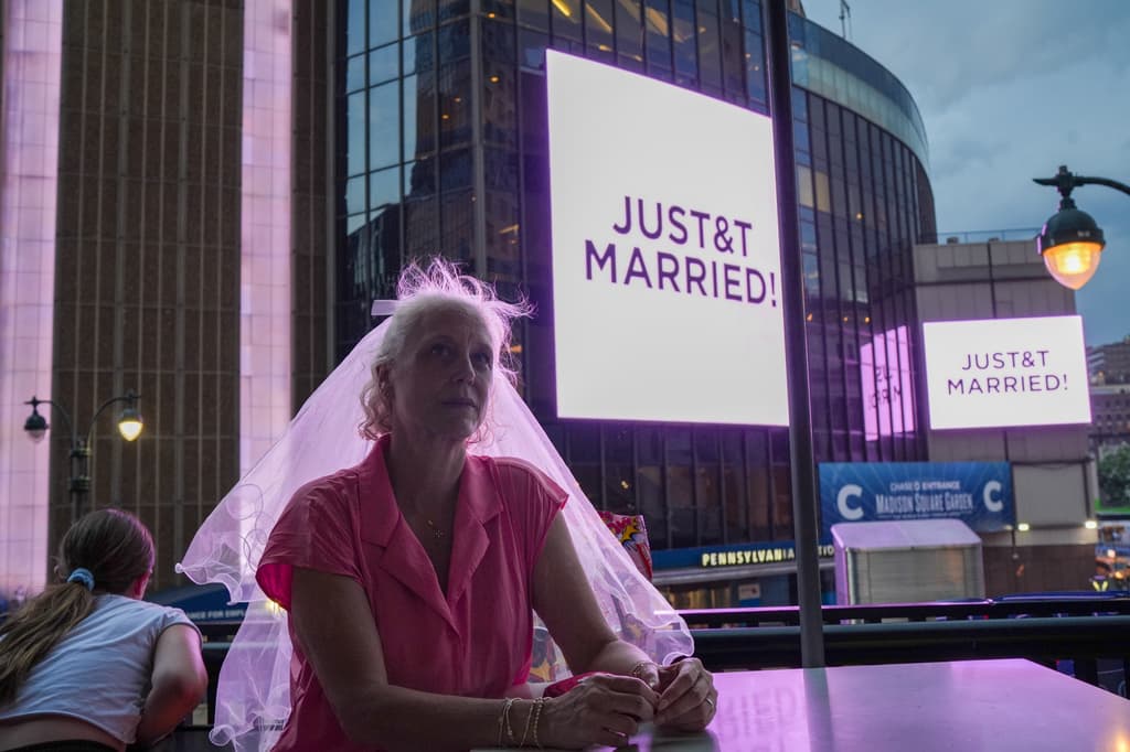 La boda fue anunciada públicamente el viernes, aunque hasta el sábado se mantenían en reserva imágenes clave del evento, incluidas las del atuendo de la pareja.