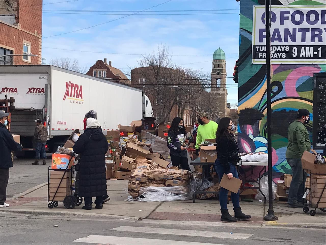 En la esquina de la 27 y Lawndale en La Villita se concentró una larga fila de casi 12 cuadras de autos y personas para recibir comida por parte de la organización Pan de Vida.