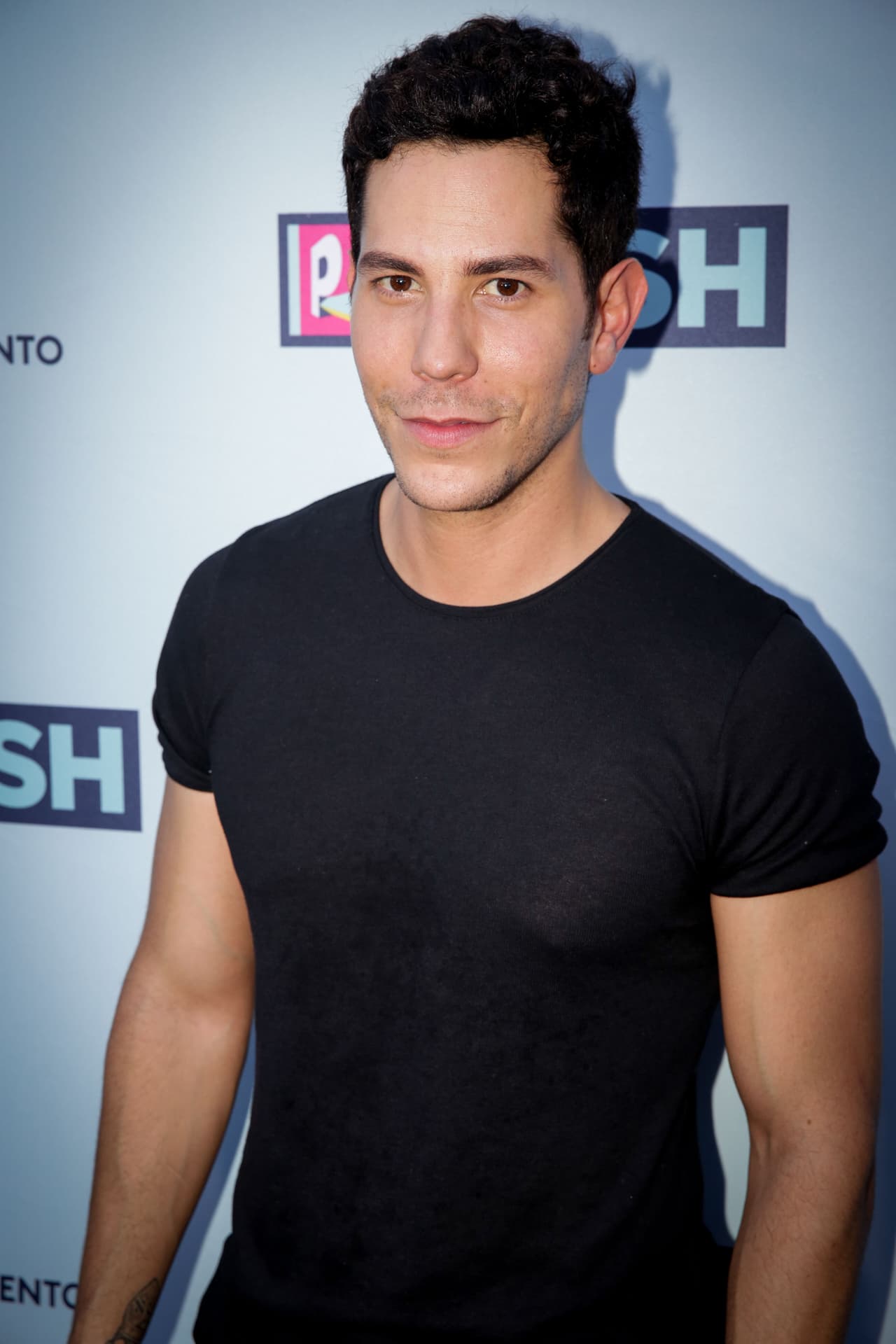 El actor y cantautor mexicano Christian Chávez, recordado por muchos por su personaje 'Giovanni' en el fenómeno RBD, viene con nuevos proyectos y un papel muy importante en la nueva serie 'Like, la leyenda'.