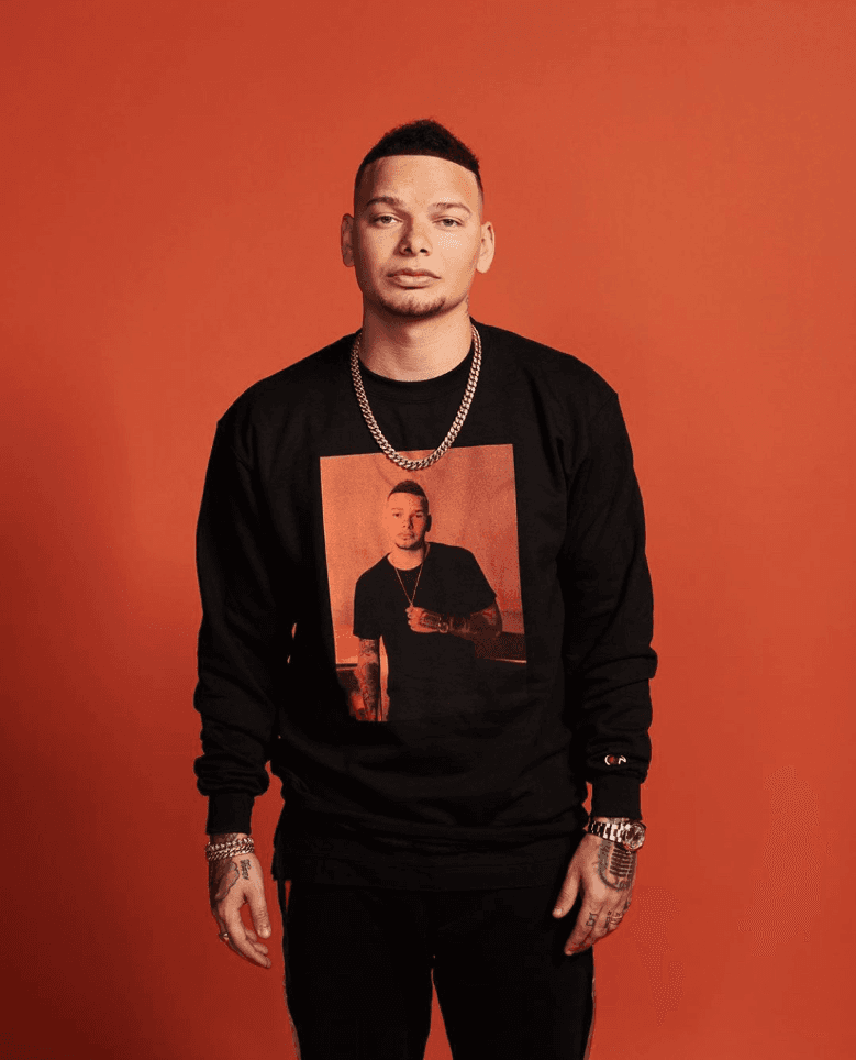 <b>Kane Brown </b>saltó a la fama a través de sus redes sociales, de ahí sacó su primer solo “Used to Love You Sober” en el 2015, con el ganó mucha popularidad y luego firmó contrato con RCA Nashville. A su corta edad, Brown se convirtió en el primer artista en ser número 1 en todas las 5 listas country de Billboard al mismo tiempo. 
<br>
<br>Sus canciones más populares son: “Heaven” “What Ifs” y “Lose It”.
<br>
<br>
<b>Brown se presentará en el Rodeo de Houston el martes 5 de marzo. </b>
<br>